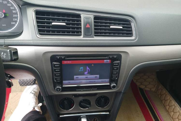 Used Volkswagen Lavida 2013 Restyled Classic 1.6L Automatic Comfort Edition Audio And AC Panel