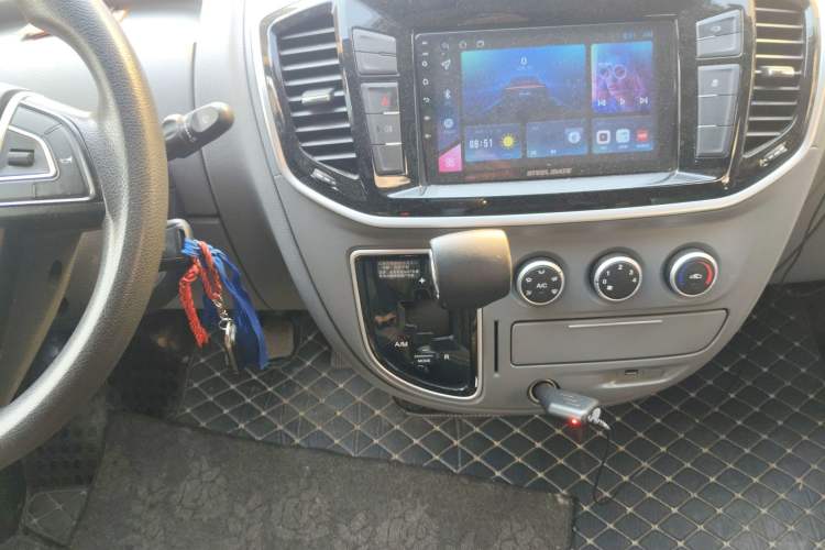 Used SAIC MAXUS Xintu V80 2021 2.0T PLUS AMT Aoyuntong Short-Wheelbase Mid-Roof 5/6-Seater
