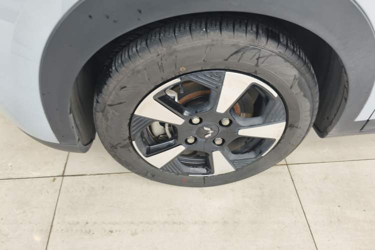 Used Wuling Bingo PLUS 2024 330 km Range Five-Seater Version Left Front Wheel Hub