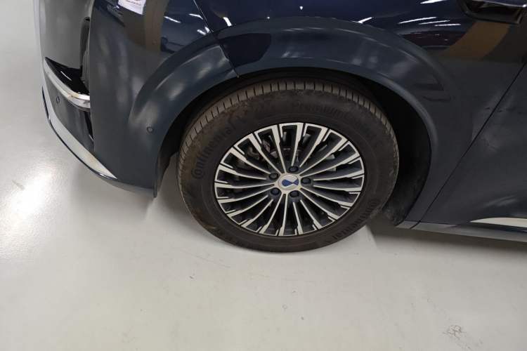 Used Denza D9 2025 DM-i Intelligent Drive 1020 Four-Wheel Drive Flagship Model
