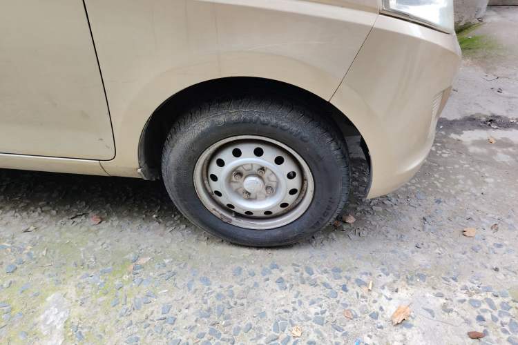 Used Wuling Rongguang V 2015 1.5L Practical Version Right Front Wheel Hub