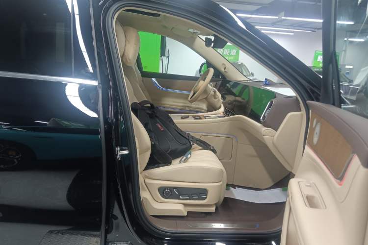 Used Hima AITO M9 2024 Range-Extended Max Edition 42 kWh 6-Seater Version Right Front Seat