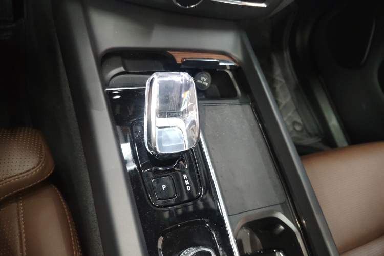 Used Volvo XC60 New Energy 2024 T8 Plug-in Hybrid Long-Range All-Wheel Drive Smart Luxury Edition Gear Lever