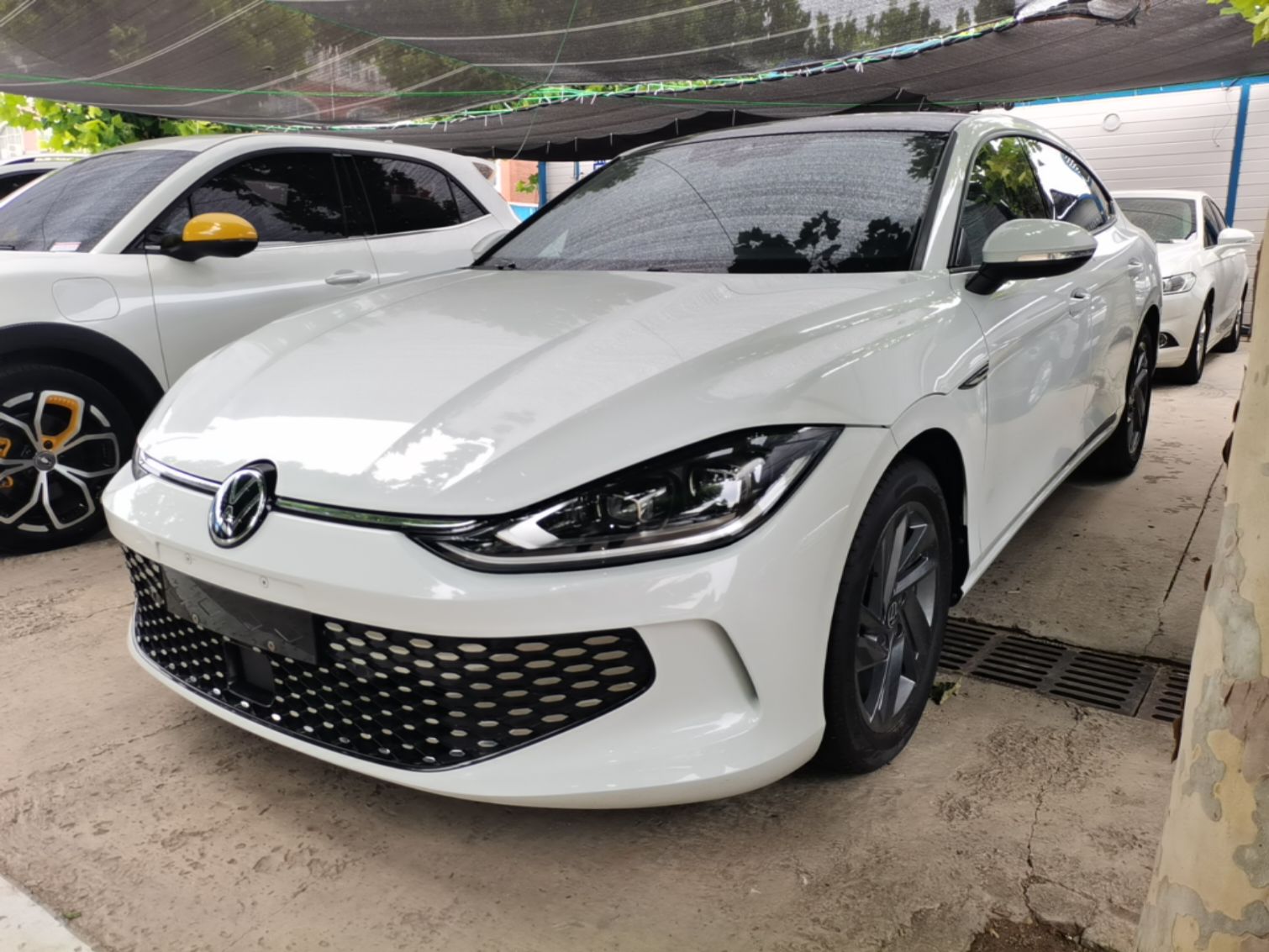 Под передней частью автомобиля