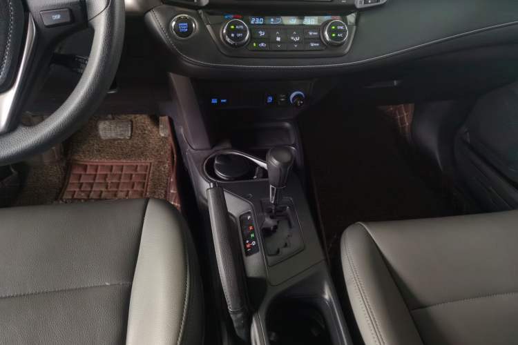 Used Toyota RAV4 2016 2.0L CVT Two-Wheel Drive Fashion Edition China V Standard
