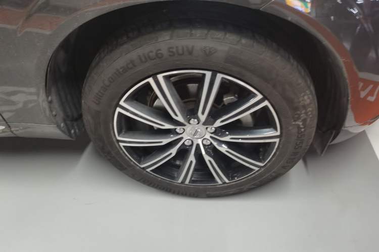Used Volvo XC60 2018 T5 4x4 Zhiya Luxury Edition Right Front Wheel Hub