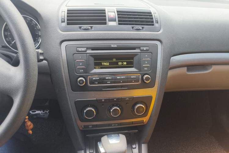 Used Skoda Octavia 2013 1.6L Automatic Yijie Edition Audio And AC Panel