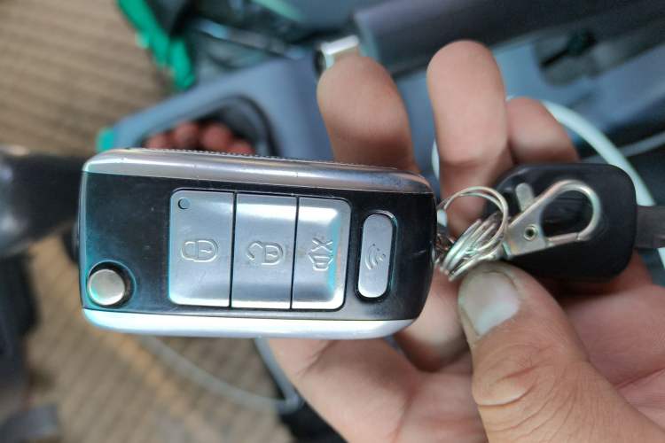 Used Jinbei Hiace X30 2023 1.5L Super-Comfortable Passenger Van 5/6/7-Seater Non-Air-Conditioned Version Model SWC15M Vehicle Key