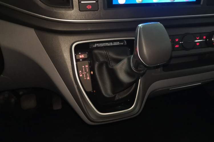 Used SAIC MAXUS Xintu V80 2024 Facelift Aoyuntong 6MT Long Wheelbase Mid-Top Version 147 Ps 6/7/8/9-Seater