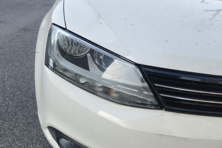 Used Volkswagen Sagitar 2014 1.6L Manual Comfort Model Right Front Headlight