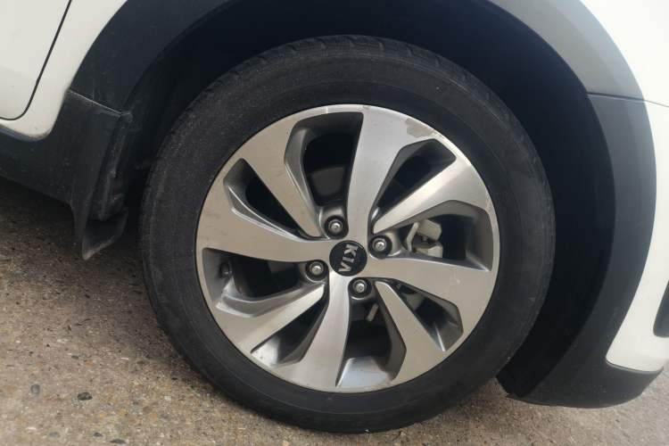 Used Kia KX Cross 2017 1.4L AT GLS Right Front Wheel Hub