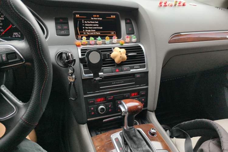 Used Audi Q7 2013 35 TFSI Comfort Model Audio And AC Panel