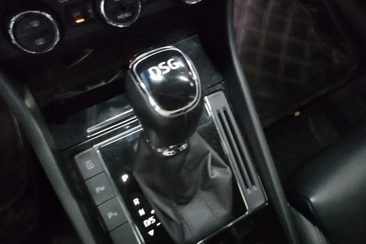 Used Skoda Superb 2016 TSI330 DSG Smart Drive Edition Gear Lever