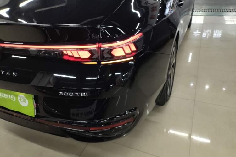 Used Volkswagen Magotan 2024 300TSI DSG Prestige Edition—A Real Eye-Catcher Right Rear Taillight