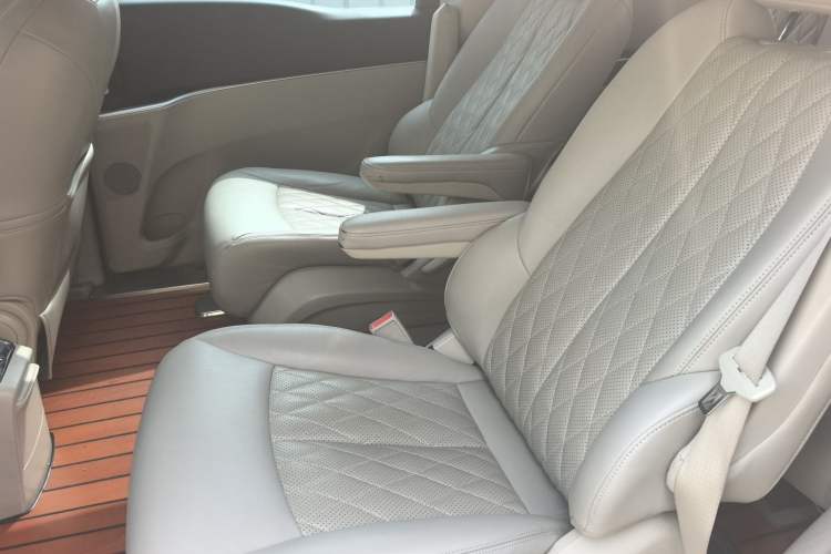 Used Buick GL8 2023 Land Executive Class Comfort Model
