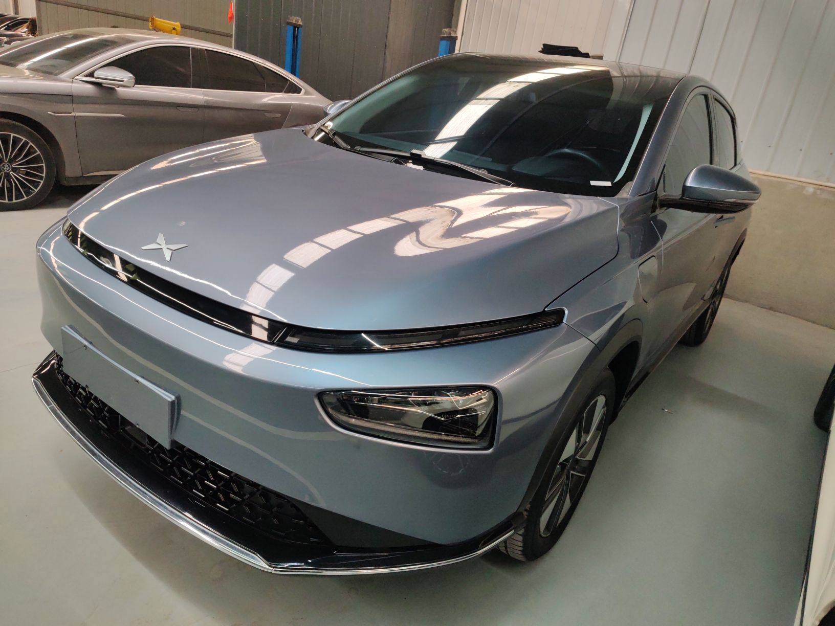 Под передней частью автомобиля