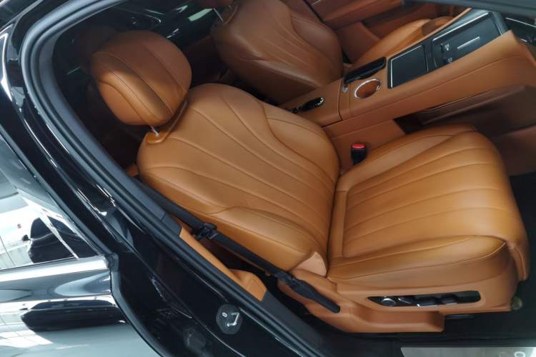 Used Hima AITO M8 2025 Extended-Range Max+ Version 53.4 kWh 6-Seater Edition
