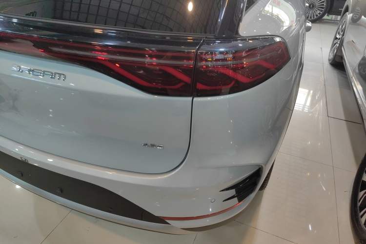 Used BYD Tang New Energy 2024 DM-p Champion Edition 215 km All-Wheel-Drive Flagship Model Right Rear Taillight