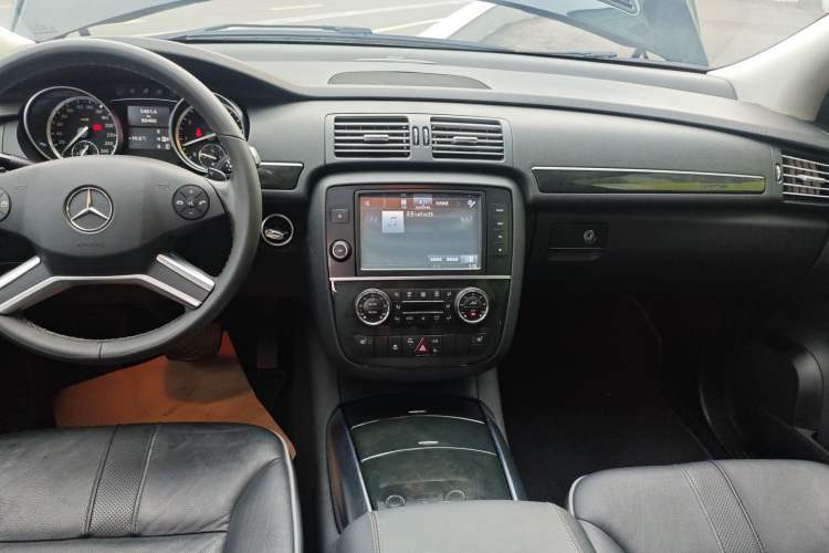 Used Mercedes-Benz R-Class 2017 R 320 4MATIC Business Edition Prestige Model Audio And AC Panel