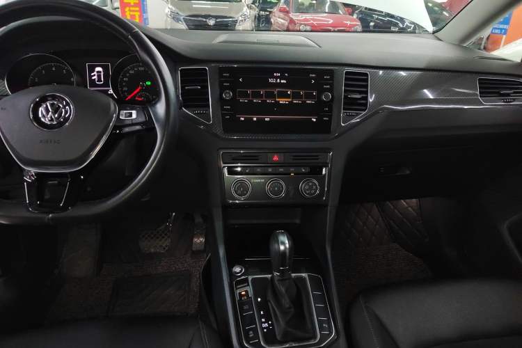 Used Volkswagen Golf Sportsvan 2016 280TSI Automatic Luxury Model Audio And AC Panel