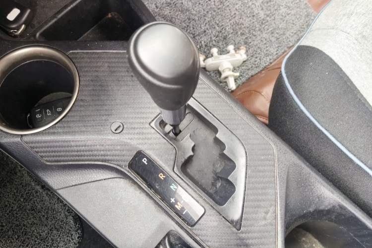 Used Toyota RAV4 2013 2.0L CVT Two-Wheel Drive Urban Edition Gear Lever