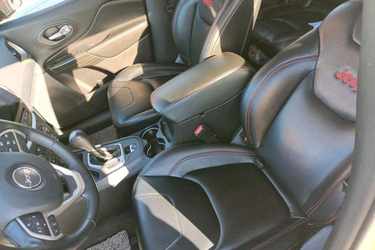 Used Jeep Cherokee 2016 2.0L Leading Edition
