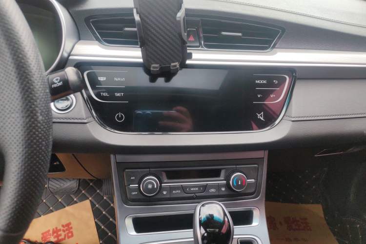 Used Geely Auto Emgrand 2018 1.5L CVT Upward Connect Edition Audio And AC Panel