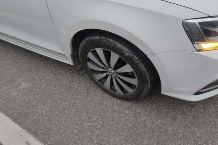 Used Volkswagen Sagitar 2017 230TSI Automatic Comfort Version Right Front Wheel Hub