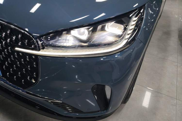 Used Lincoln Aviator 2024 3.0T V6 All-Wheel-Drive Luxury Edition Six Seats Left Front Headlight