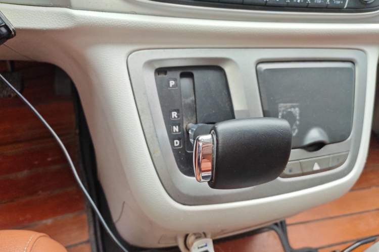 Used SAIC MAXUS G10 2015 2.0T Automatic Anniversary Edition Gear Lever