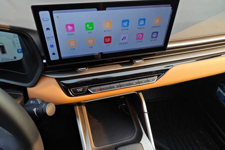 Used Geely Auto Emgrand 2025 4th Generation 1.5L CVT Flagship Version Audio And AC Panel