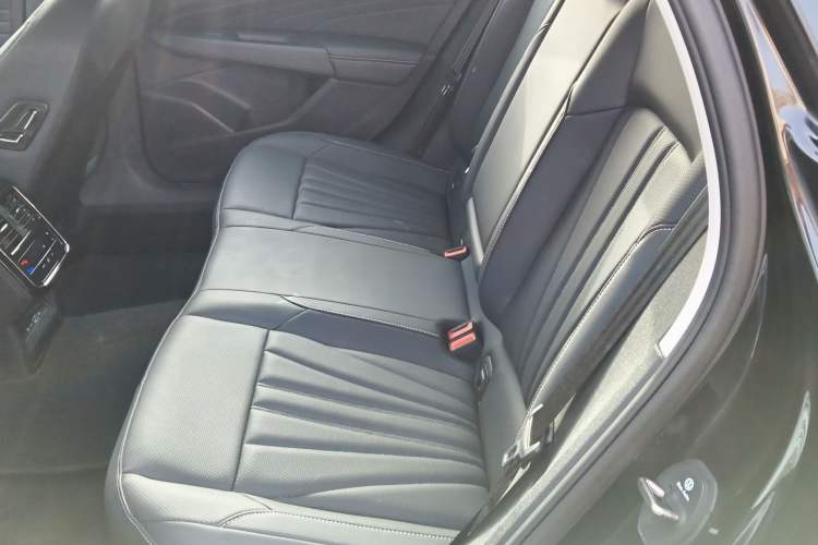 Used Volkswagen Passat 2025 Premium Version 380TSI Dragon Edition Left Rear Seat