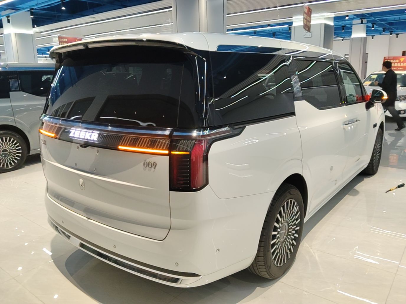 Zeekr 009 2024 Six-Seat Executive Version 4WD 108 kWh — снимка 6