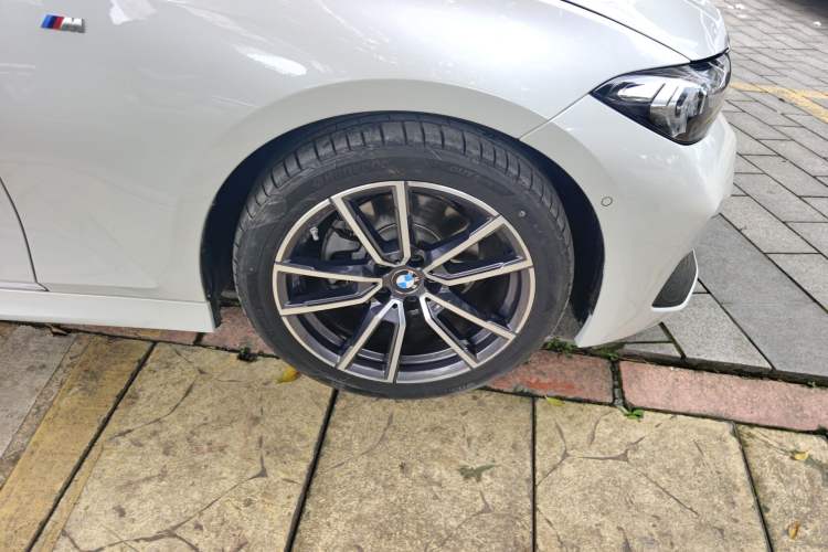 Used BMW 3 Series 2025 325i M Sport Package Right Front Wheel Hub