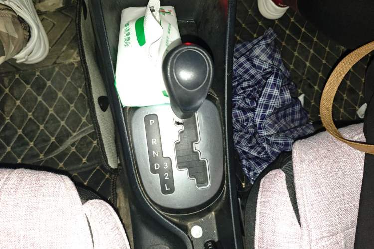 Used Kia K2 2015 Sedan 1.4L Automatic GLS Gear Lever