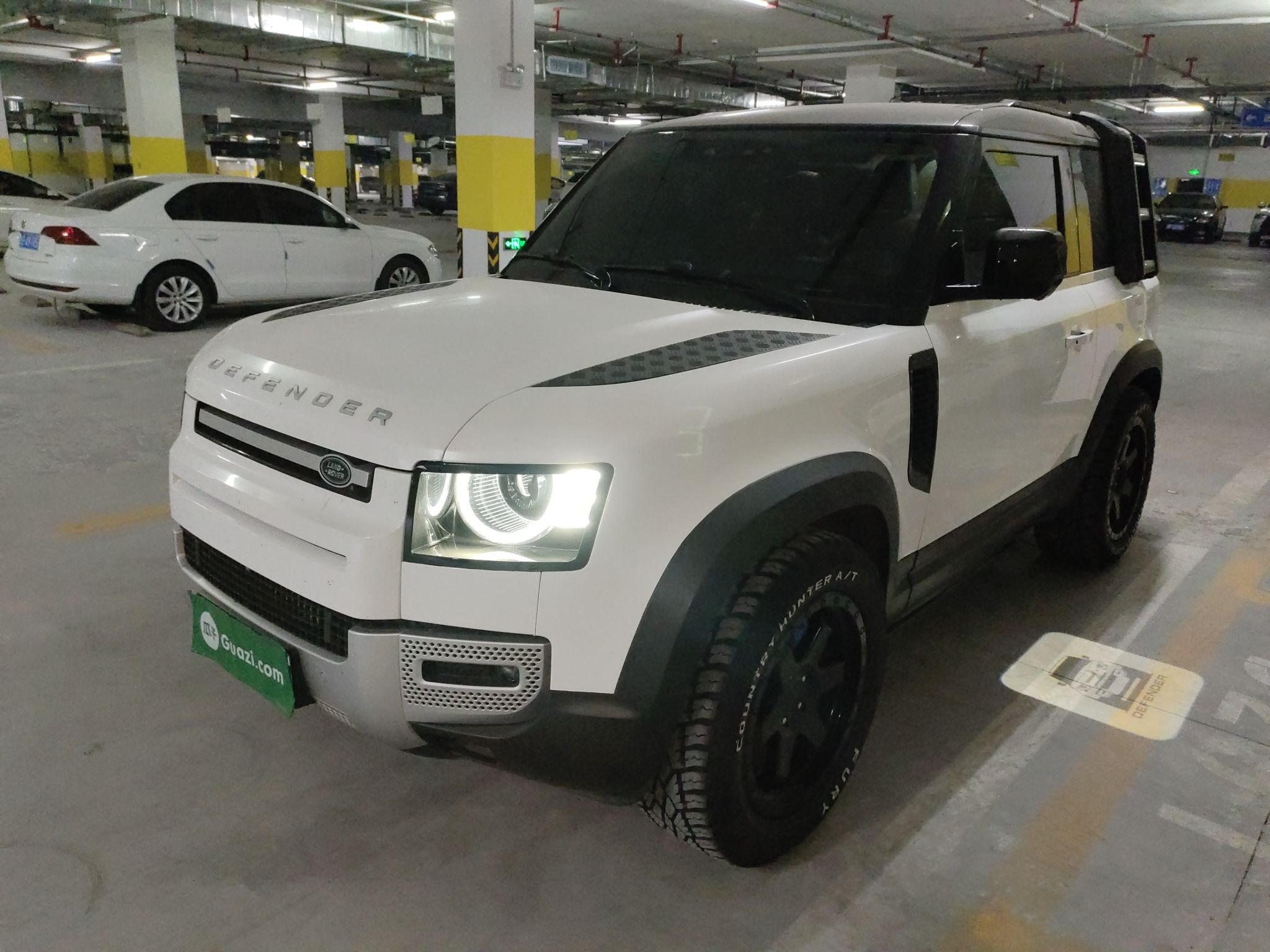 تحت مقدمة السيارة