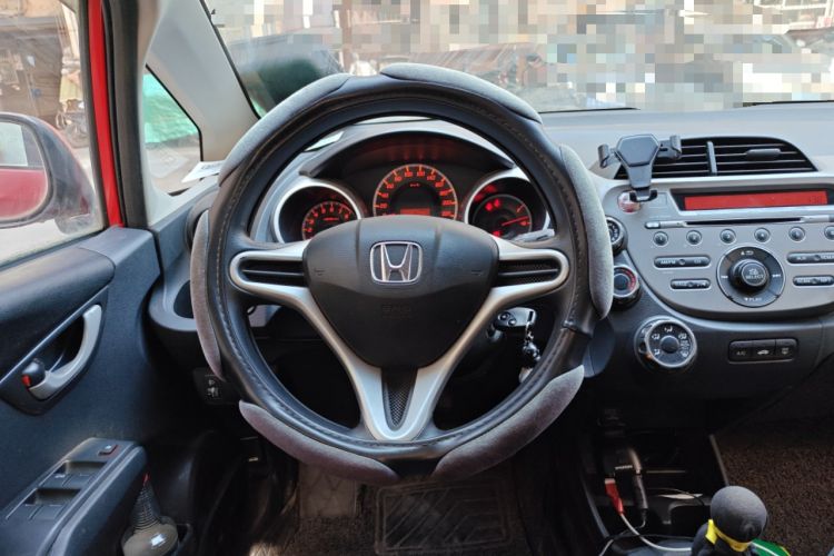 Used Honda Fit 2011 1.5L manual luxury version
