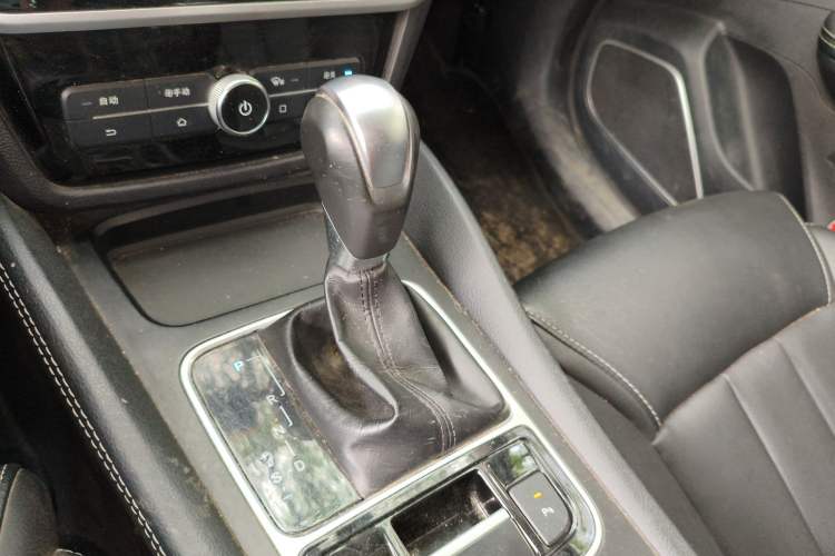 Used BYD Song MAX 2017 1.5T Automatic Smart Connect Luxury 7-Seater Gear Lever