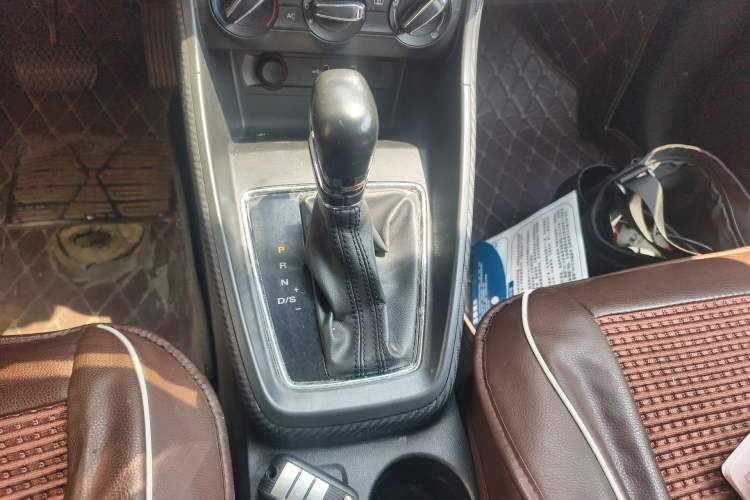 Used MG ZS 2017 1.5L Automatic Luxury Edition Gear Lever