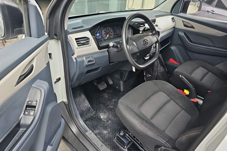 Used SAIC MAXUS EV30 2023 Pure-Electric Smart Logistics Expert with Long Wheelbase Guoxuan