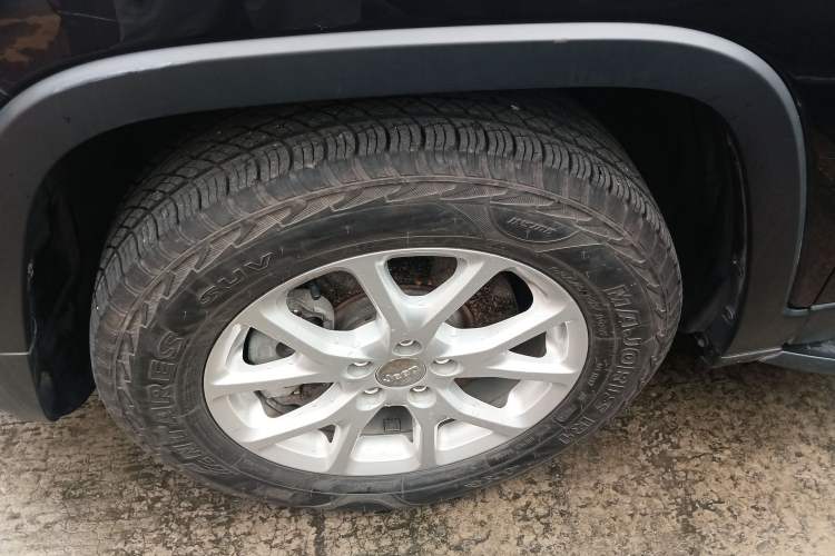 Used Jeep Cherokee 2016 2.4L Professional Edition Left Front Wheel Hub