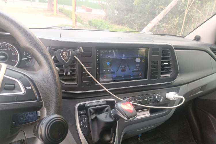 Used SAIC MAXUS Xintu V80 2023 2.0T AMT Classic Aoyuntong Power Version Short Wheelbase Ultra-Low Roof 5/6-Seater Audio And AC Panel