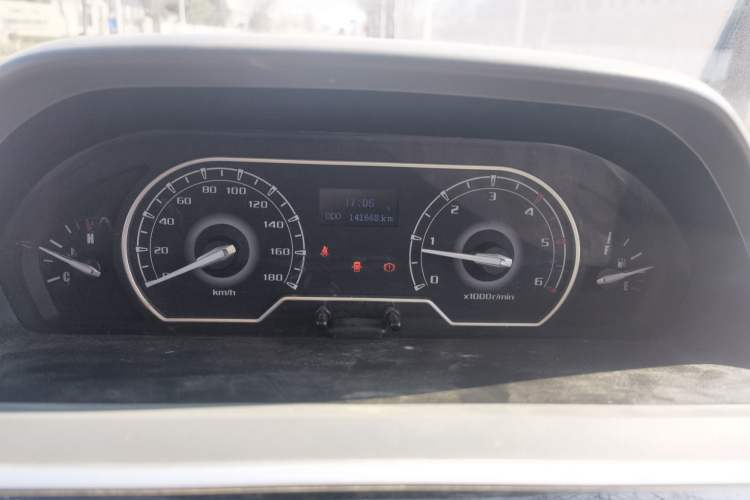 Used SAIC MAXUS Xintu V80 2019 2.5T Classic Model 6-Speed Manual Aotong Long Wheelbase Mid-Height 7-Seater