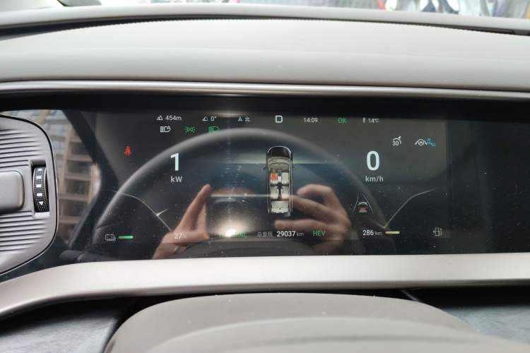 Used Denza D9 2022 DM-i 945 Luxury Model
