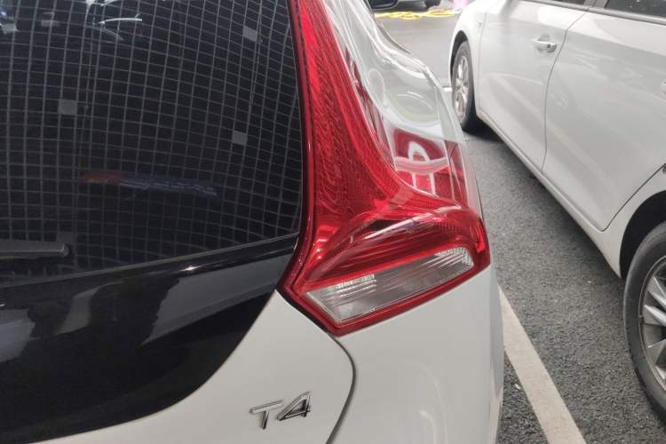 Used Volvo V40 2016 T4 Smart Luxury Edition
