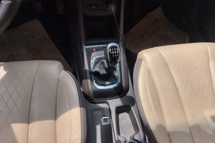 Used Baojun 310W 2017 1.5L Manual Fashion Edition China VI Gear Lever
