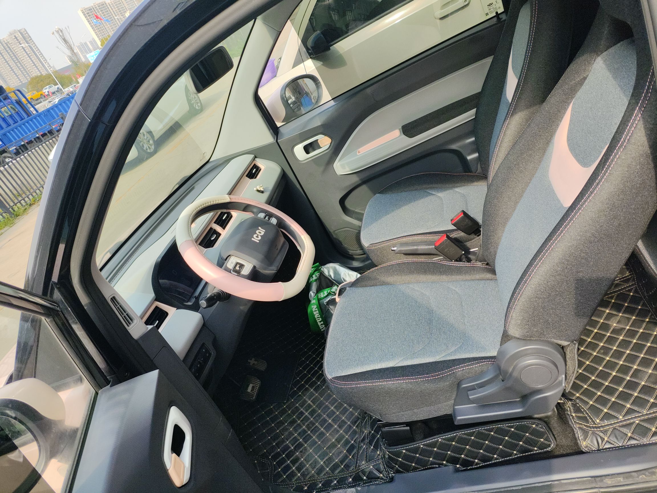 المقاعد الأمامية داخل السيارة