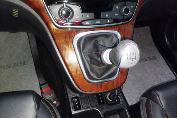 Used Haval H6 2015 Revised Version Sport Edition 1.5T Manual Transmission Two-Wheel Drive Elite Grade
