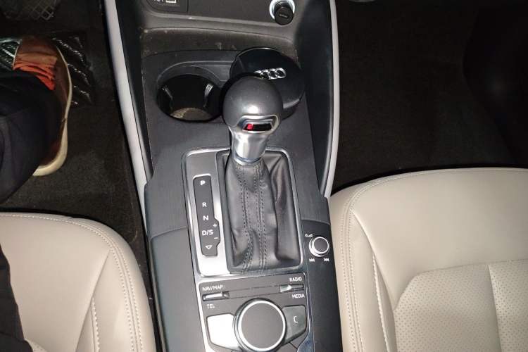 Used Audi A3 2020 Limousine 35 TFSI Fashion Edition China VI Emission Standard Gear Lever