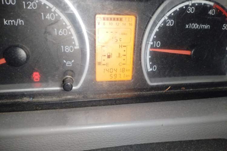 Used Dongfeng Yufeng 2015 2.5T Lingyun Edition Yulibao High-End Long Wheelbase Mid-Roof ZD25 Odometer Close Up